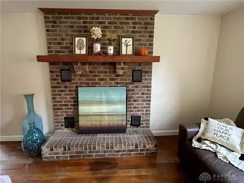 Living - 320 E Dorothy Ln, Dayton, OH 45419 photo 3 of 4