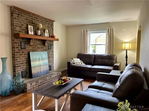 Living - 320 E Dorothy Ln, Dayton, OH 45419 photo 2 of 4