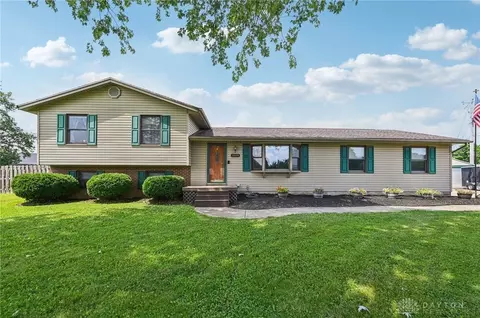 1069 Shirley Dr, Xenia, OH 45385