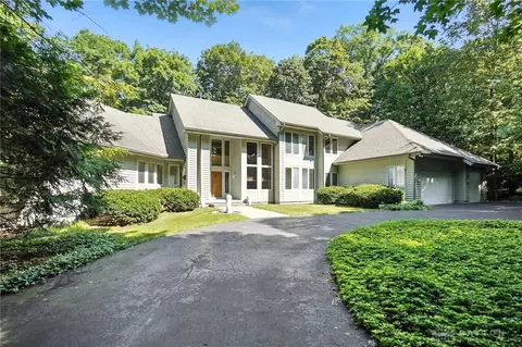 1359 Soaring Heights Dr, Sugarcreek Township, OH 45440