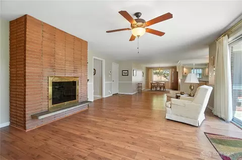 Living - 5124 Cloudsdale Dr, Kettering, OH 45440 photo 9 of 10