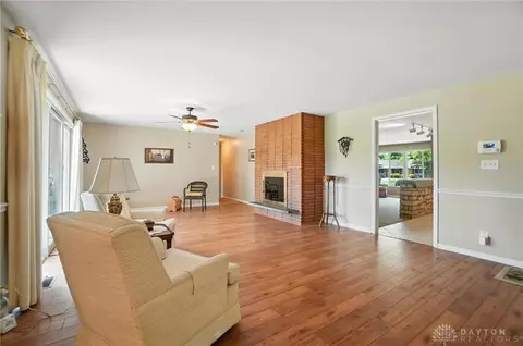 Living - 5124 Cloudsdale Dr, Kettering, OH 45440 photo 7 of 10