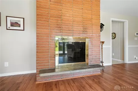 Living - 5124 Cloudsdale Dr, Kettering, OH 45440 photo 8 of 10