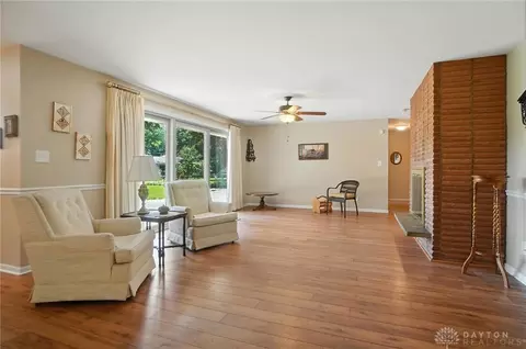 Living - 5124 Cloudsdale Dr, Kettering, OH 45440 photo 6 of 10