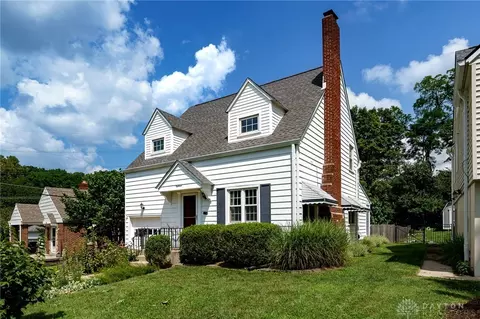 18 Acacia Dr, Oakwood, OH 45409