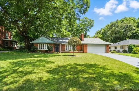 526 Acorn Dr, Oakwood, OH 45419