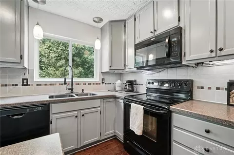 Kitchen - 6419 Pickering Grv, Morrow, OH 45152 photo 7 of 10