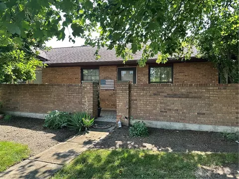 824 Pine Needles Dr, Washington Township, OH 45458
