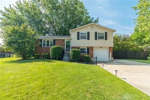 627 Arrowhead Dr, Sidney, OH 45365