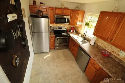 Kitchen - 1949 E Bataan Dr, Kettering, OH 45420 photo 2 of 5