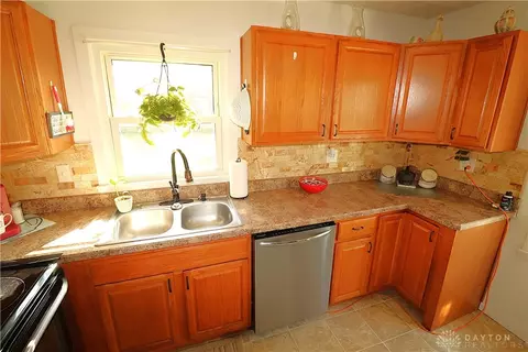 Kitchen - 1949 E Bataan Dr, Kettering, OH 45420 photo 4 of 5