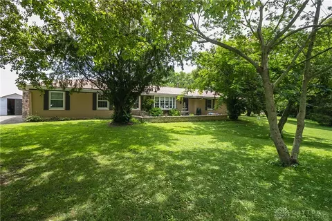 902 N Bickett Rd, Xenia, OH 45385