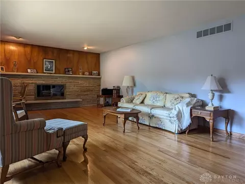 Living - 401 Capri Cir, Springfield, OH 45505 photo 2 of 3