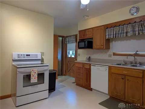 Kitchen - 401 Capri Cir, Springfield, OH 45505 photo 2 of 3