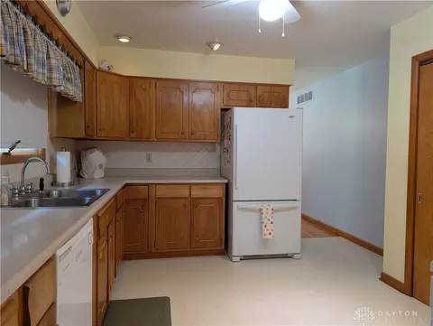 Kitchen - 401 Capri Cir, Springfield, OH 45505 photo 3 of 3
