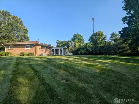 Exterior - 401 Capri Cir, Springfield, OH 45505 photo 5 of 8