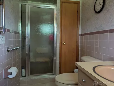 Bath - 401 Capri Cir, Springfield, OH 45505 photo 2 of 3