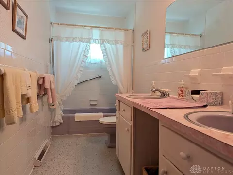 Bath - 401 Capri Cir, Springfield, OH 45505 photo 3 of 3