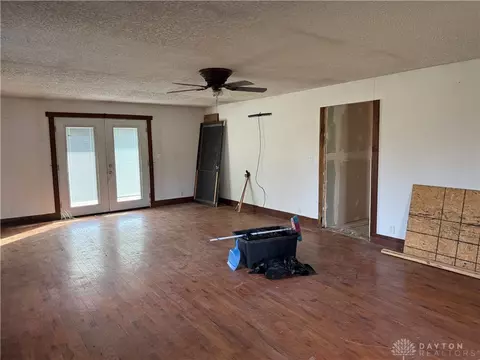 Living - 124 Old Mill Rd, Springfield, OH 45506 photo 2 of 7