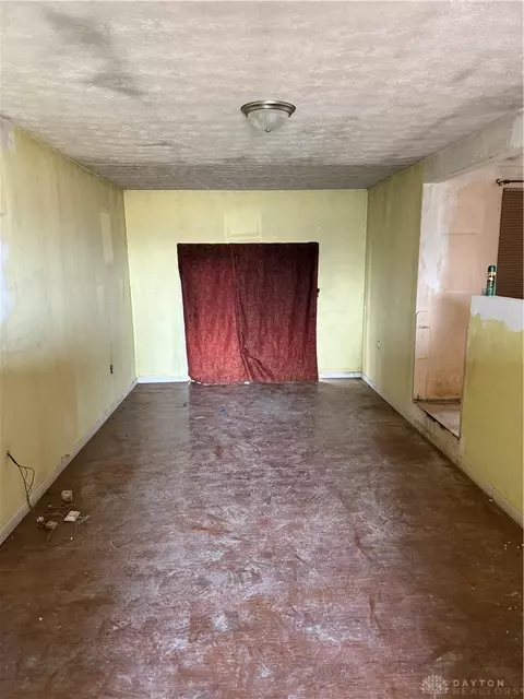 Living - 124 Old Mill Rd, Springfield, OH 45506 photo 5 of 7