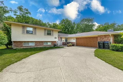1295 Brainard Woods Dr, Washington Township, OH 45458