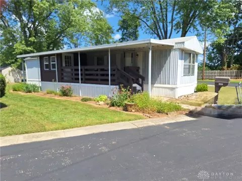 111 Airstream Dr, West Carrollton, OH 45449