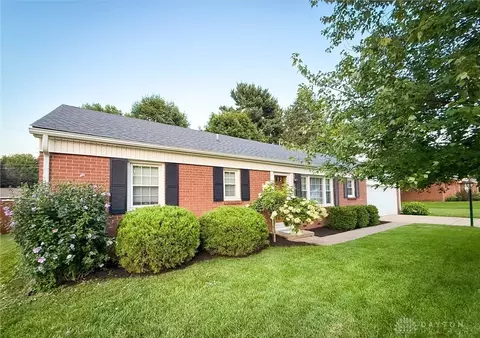 1052 Trianon Dr, Xenia, OH 45385