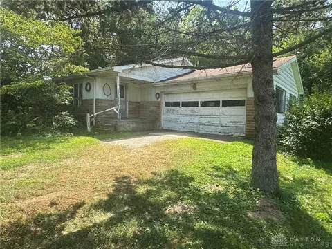 677 S Bickett Rd, Xenia, OH 45385