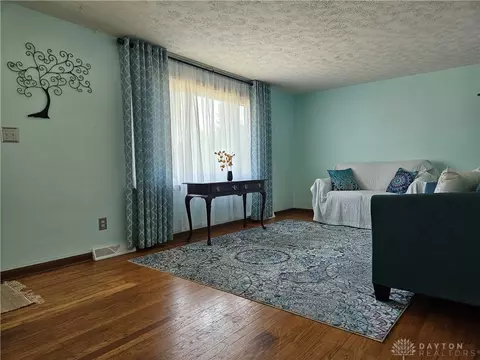 Living - 1621 Biscayne Dr, Springfield, OH 45503 photo 2 of 2