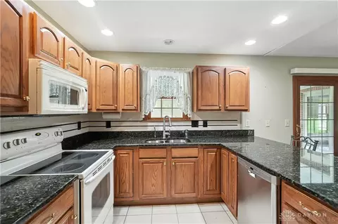 1886 Willow Lakes Dr, Springfield, OH 45502 photo 22