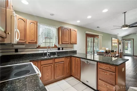 1886 Willow Lakes Dr, Springfield, OH 45502 photo 24