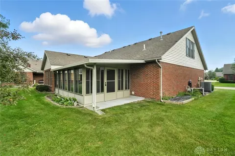 1886 Willow Lakes Dr, Springfield, OH 45502 photo 2