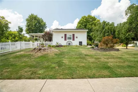 Exterior - 962 Broad Blvd, Kettering, OH 45419 photo 7 of 10
