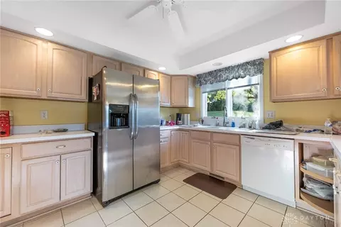 Kitchen - 2652 Vienna Estates Dr, Centerville, OH 45459 photo 2 of 4