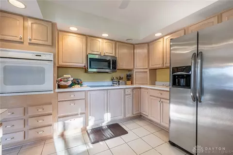 Kitchen - 2652 Vienna Estates Dr, Centerville, OH 45459 photo 3 of 4