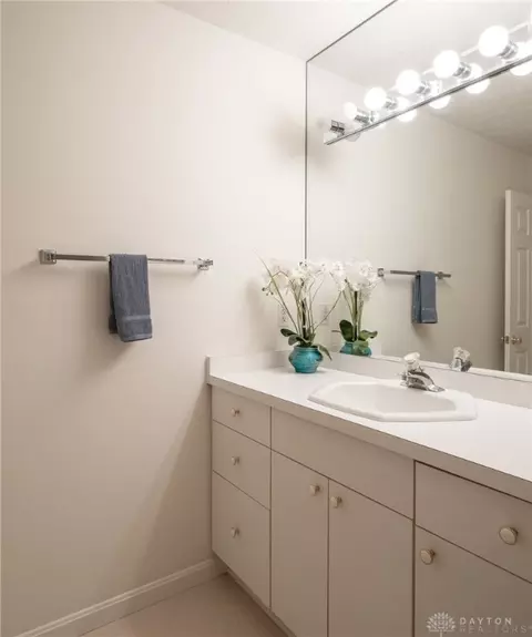 Bath - 853 Timberlake Ct, Dayton, OH 45429 photo 4 of 6