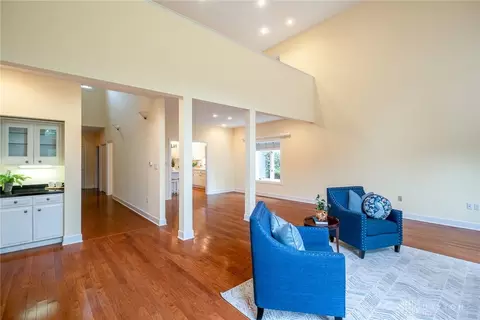 Living - 853 Timberlake Ct, Dayton, OH 45429 photo 5 of 6
