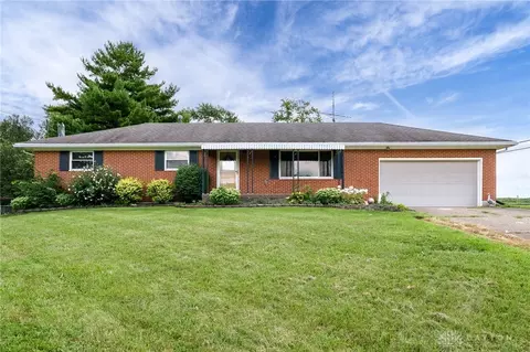 1616 Crest Dr, Springfield, OH 45502