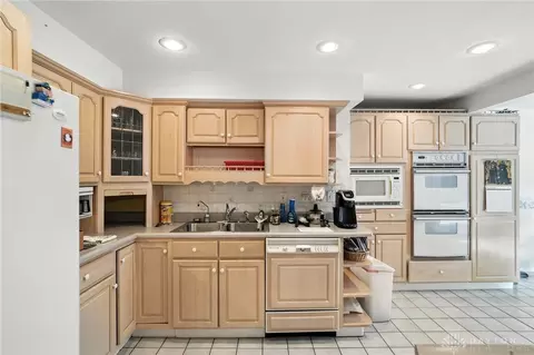 Kitchen - 941 Donson Dr, Kettering, OH 45429 photo 4 of 5