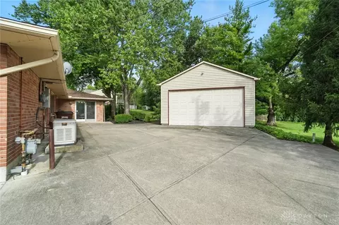 Exterior - 941 Donson Dr, Kettering, OH 45429 photo 10 of 13