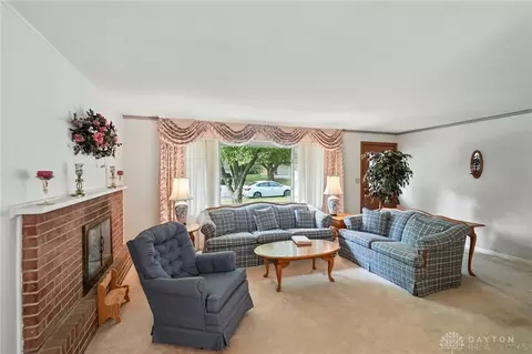Living - 941 Donson Dr, Kettering, OH 45429 photo 2 of 7