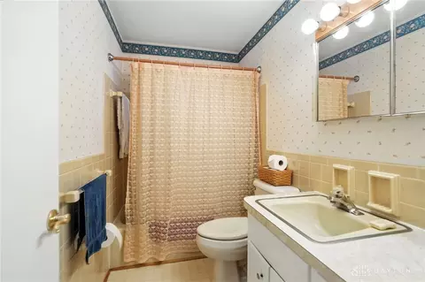 Bath - 941 Donson Dr, Kettering, OH 45429 photo 3 of 3