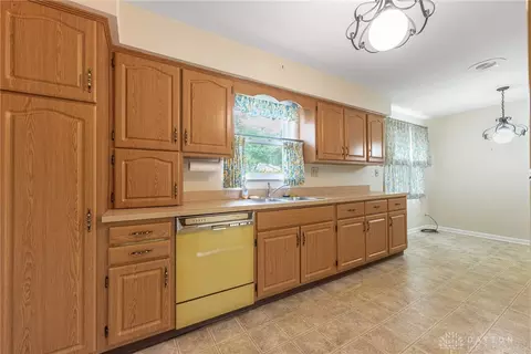 849 Danan Cir, Kettering, OH 45429 photo 11