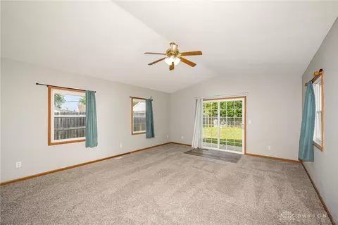 Living - 910 Allen Dr, Springfield, OH 45505 photo 2 of 9