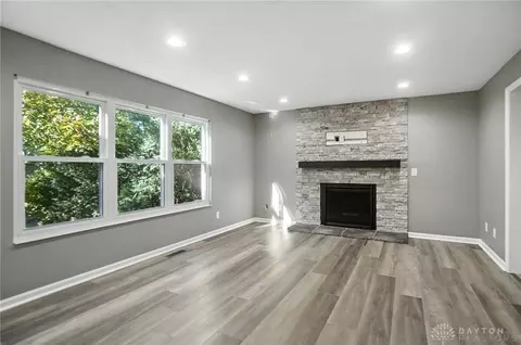 Living - 352 Sentinel Oak Dr, Centerville, OH 45458 photo 5 of 11