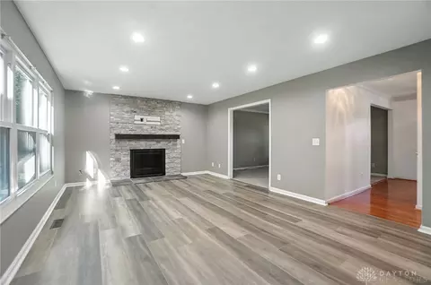 Living - 352 Sentinel Oak Dr, Centerville, OH 45458 photo 7 of 11