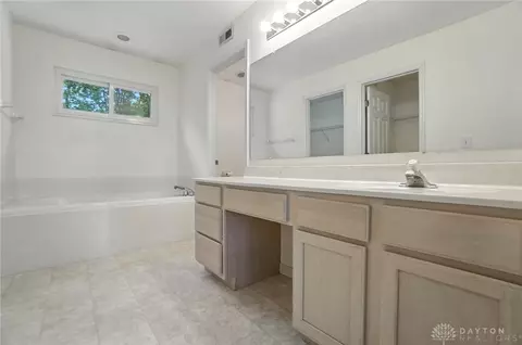 Bath - 352 Sentinel Oak Dr, Centerville, OH 45458 photo 5 of 10