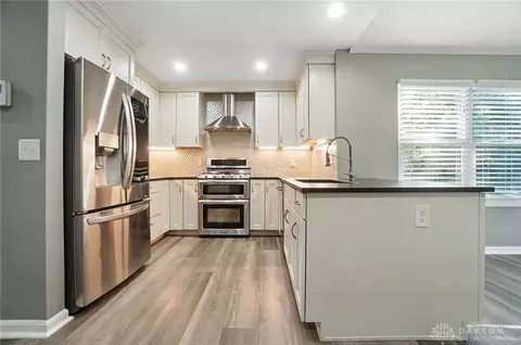 Kitchen - 352 Sentinel Oak Dr, Centerville, OH 45458 photo 3 of 10