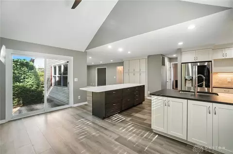 Kitchen - 352 Sentinel Oak Dr, Centerville, OH 45458 photo 9 of 10
