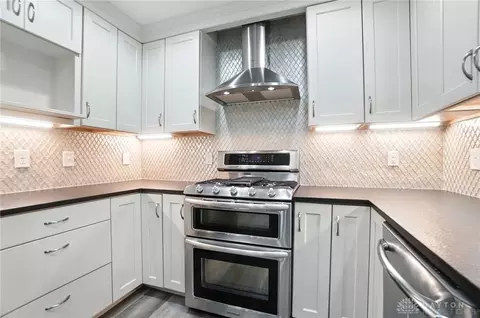 Kitchen - 352 Sentinel Oak Dr, Centerville, OH 45458 photo 6 of 10